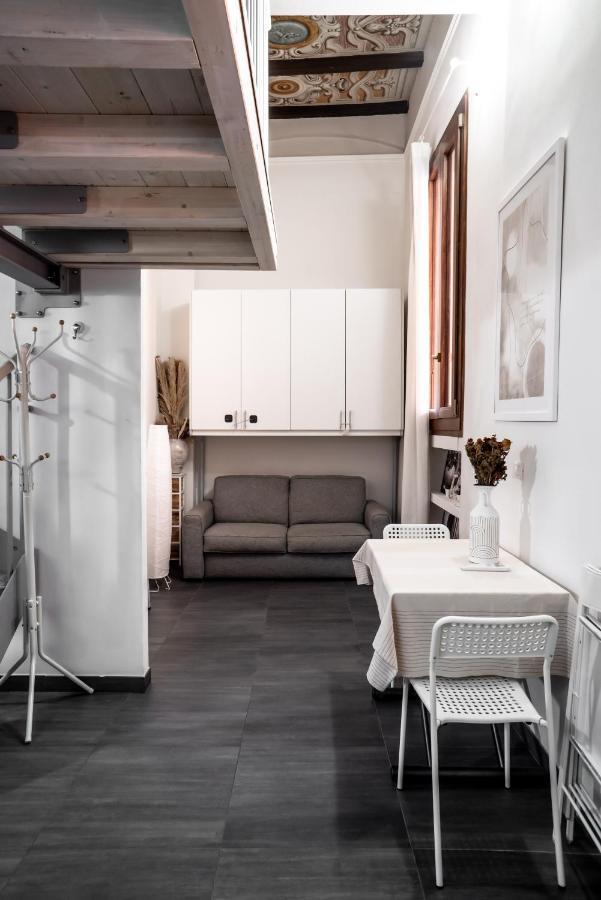 Charming Frescoed Loft Apartment Bologna Bagian luar foto