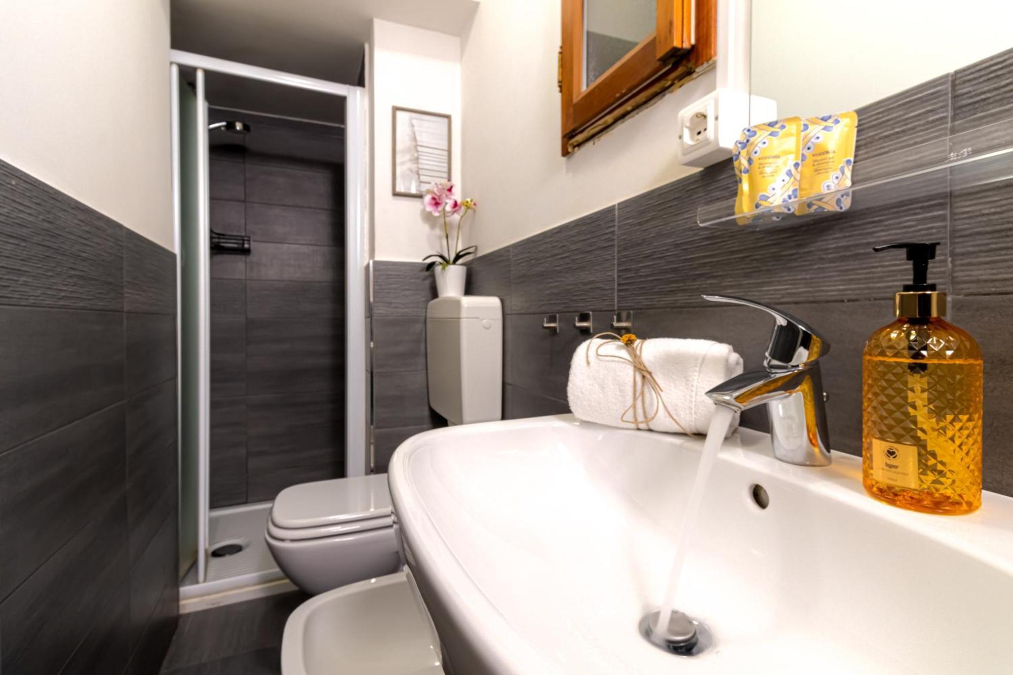 Charming Frescoed Loft Apartment Bologna Bagian luar foto